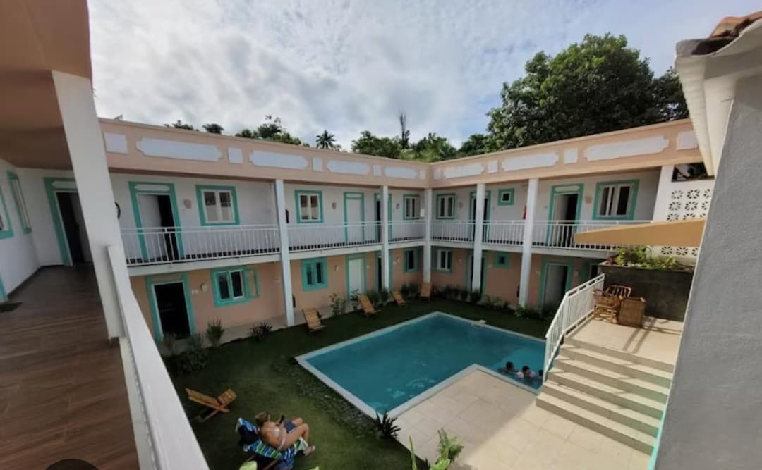 Piscina central do Kriola Hotel