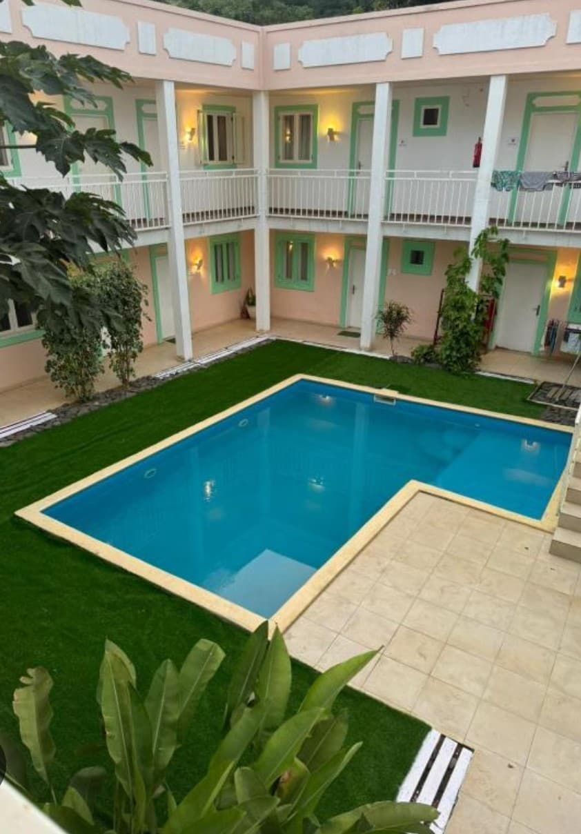 Pátio interior com piscina do Kriola Hotel