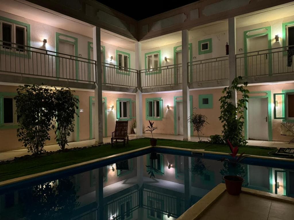 Piscina do Kriola Hotel à noite