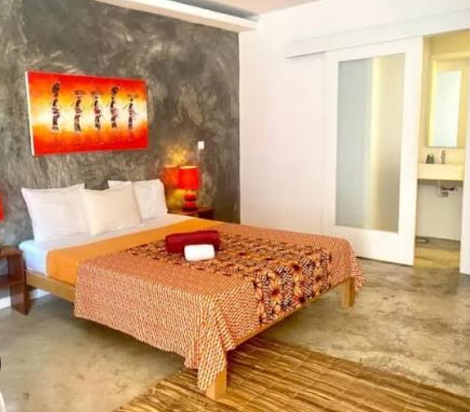 Quarto com tons quentes no Kriola Hotel