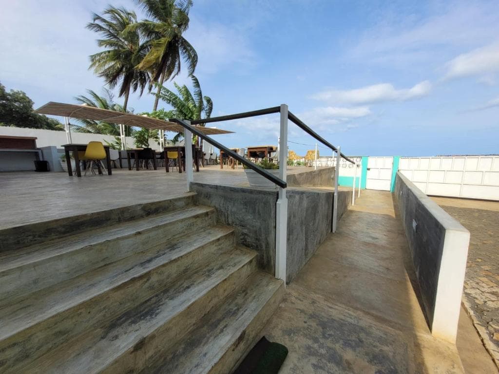 Entrada do terraço do Kriola Hotel