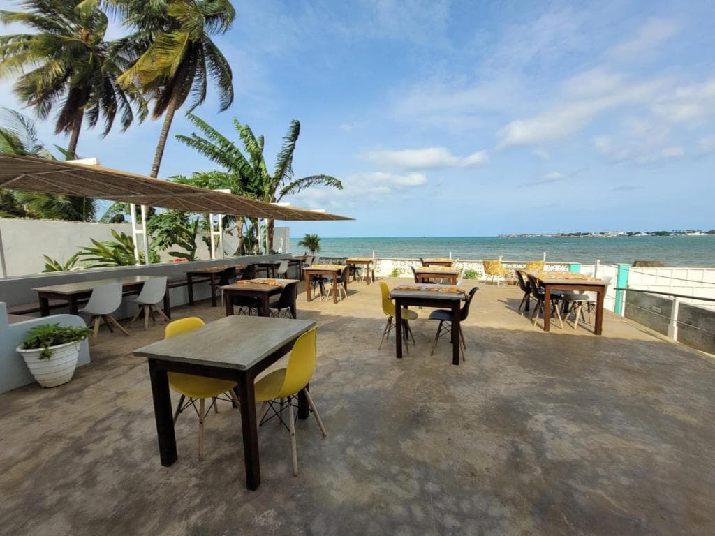 Terraço do Kriola Hotel com mesas frente ao mar em São Tomé